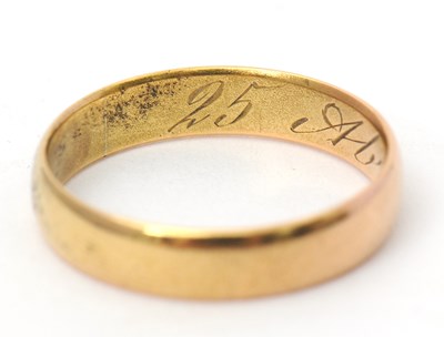 Lot 31 - A diamond ring, set with three small rose cut...