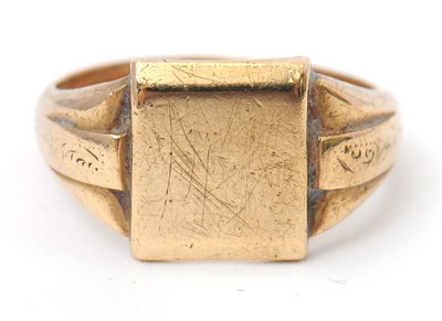 Lot 105 - A 9ct signet ring, with central plain square...