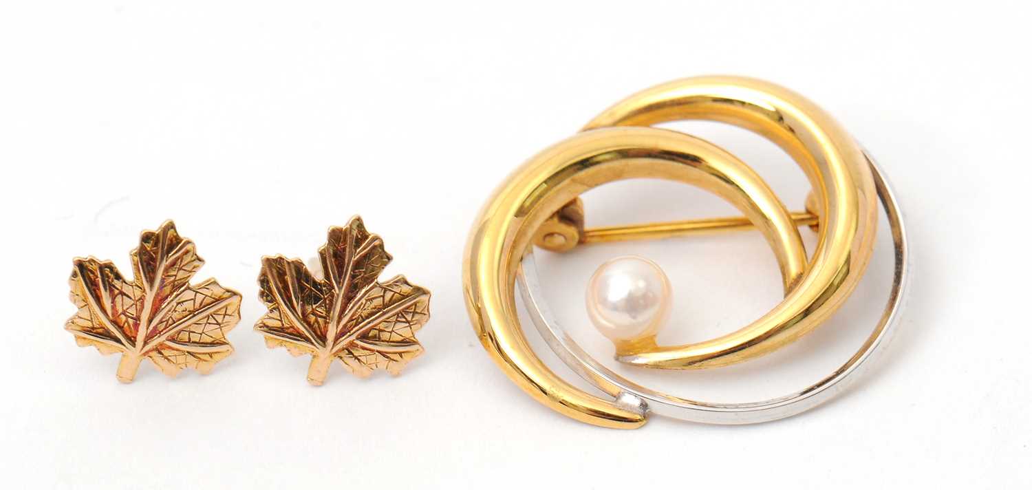 Lot 70 - A bi-colour cultured pearl brooch, stamped 9ct,...