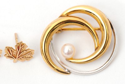 Lot 70 - A bi-colour cultured pearl brooch, stamped 9ct,...