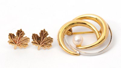 Lot 70 - A bi-colour cultured pearl brooch, stamped 9ct,...