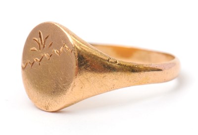 Lot 88 - A signet ring, in unmarked yellow metal (tests...