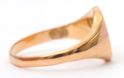 Lot 88 - A signet ring, in unmarked yellow metal (tests...