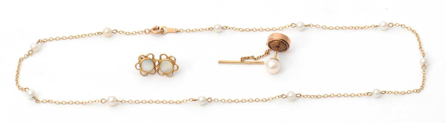 Lot 69 - A mixed lot: to include a 9ct cultured pearl...