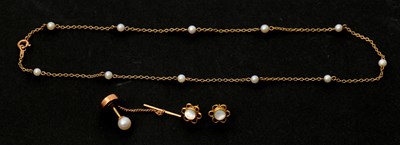 Lot 69 - A mixed lot: to include a 9ct cultured pearl...