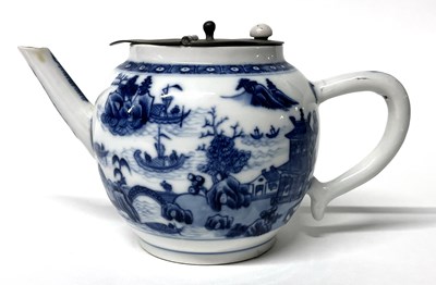 Lot 200 - 18th Century Chinese Export Porcelain Teapot
