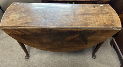 Lot 370 - A George III mahogany oval drop leaf dining...