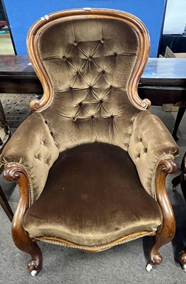 Lot 440 - A Victorian gentleman's walnut framed balloon...