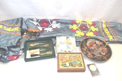 Lot 79 - Mixed Lot: Box of vintage draughts, an...