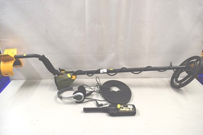 Lot 92 - A Garrett metal detector with accessories