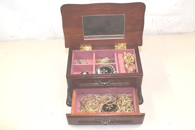 Lot 116 - A small jewellery cabinet and contents