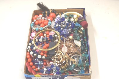 Lot 119 - Box of assorted costume jewellery