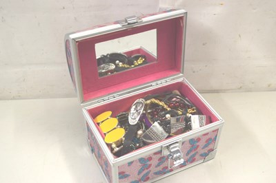 Lot 121 - Case of costume jewellery