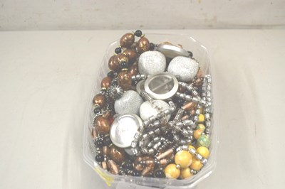 Lot 122 - Case of costume jewellery