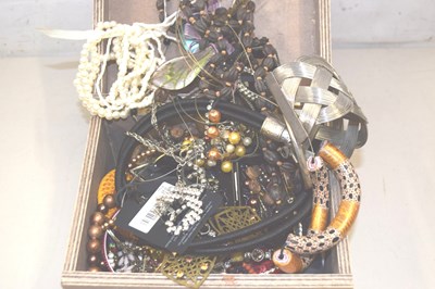 Lot 123 - Case of costume jewellery