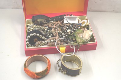 Lot 124 - Case of costume jewellery