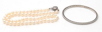 Lot 127 - A cultured pearl necklace, with uniform...