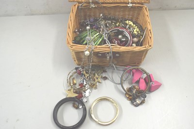 Lot 126 - A basket of assorted costume jewellery