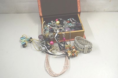 Lot 127 - A box of costume jewellery