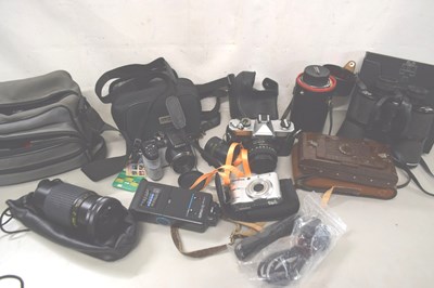 Lot 133 - A box of assorted cameras