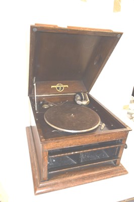 Lot 184 - A Columbia oak cased gramophone