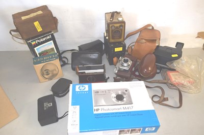 Lot 195 - A box of assorted cameras