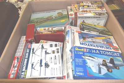 Lot 198 - A box of various Revel Airfix and other...