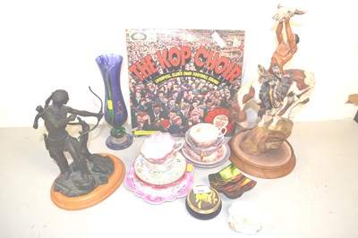 Lot 244 - Mixed Lot: Various porcelain cups and saucers...