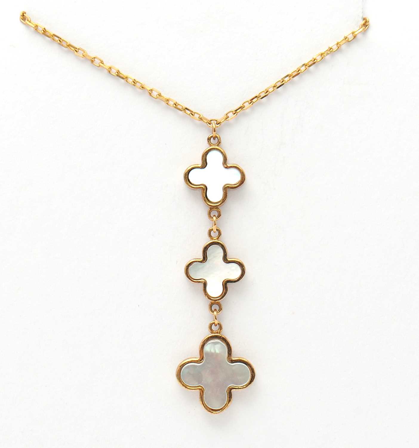 Lot 75 - A 9ct mother-of-pearl pendant necklace, set...