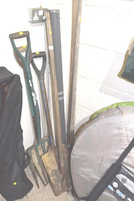 Lot 292 - Mixed Lot: Various garden tools