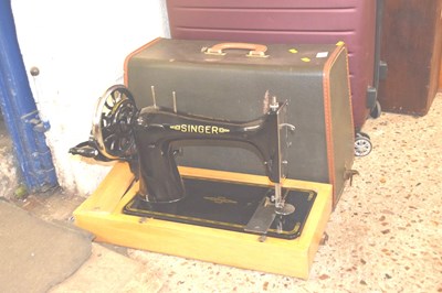 Lot 316 - A vintage Singer sewing machine