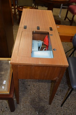 Lot 423 - A Singer sewing machine in cabinet