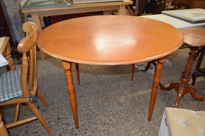 Lot 439 - A circular dining table