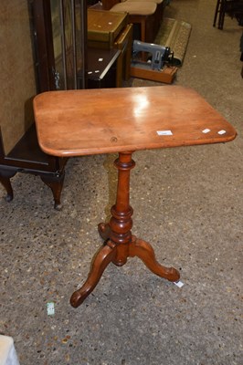 Lot 446 - A pedestal wine table