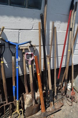 Lot 486 - Quantity of various garden tools