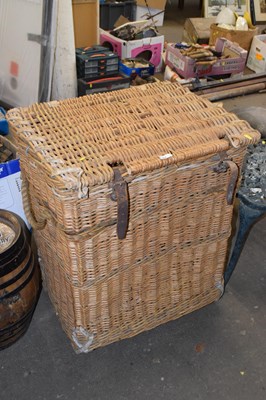 Lot 828 - Large wicker hamper