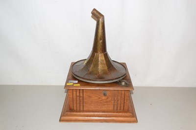 Lot 566 - A small oak framed gramophone