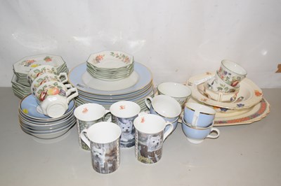 Lot 575 - Mixed lot of various tea and dinner wares to...