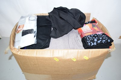 Lot 607 - Box of assorted clothing