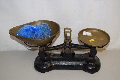Lot 27 - A set of vintage kitchen scales