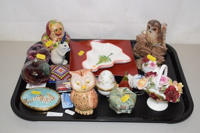 Lot 91 - Mixed lot of assorted ornaments to include two...