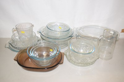 Lot 122 - Mixed lot of various glass bowls, serving...