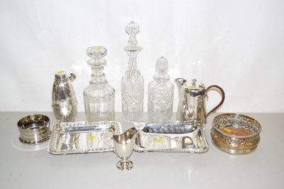 Lot 141 - Mixed items to include cocktail shaker,...