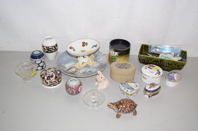 Lot 147 - Mixed lot of various trinket boxes, ornaments etc