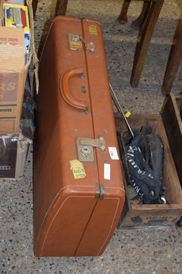Lot 299 - Vintage suitecase