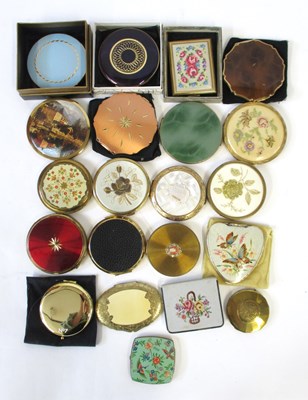 Lot 202 - A quantity of assorted compacts, to include...