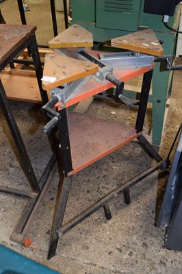 Lot 8 - A mitre vice featuring three way clamping system