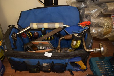 Lot 25 - A carry tool bag containing screwdrivers,...