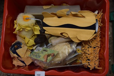 Lot 122 - Box containing various decorating items to...
