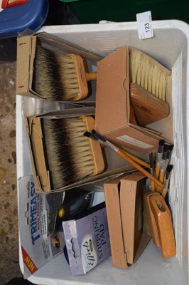 Lot 123 - Box containing decorators brushes